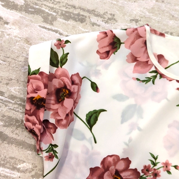 Floral Short Sleeve Top - Picture 6 of 8
